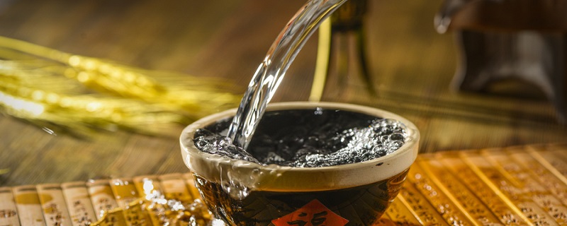 42度的白酒一斤相当于啤酒的几瓶 